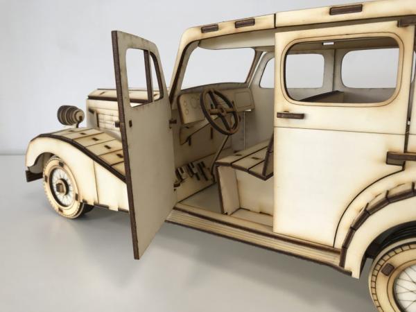 Cadillac_Fleetwood_35_Holz_Bausatz_mit_geöffneter_Tür.jpg