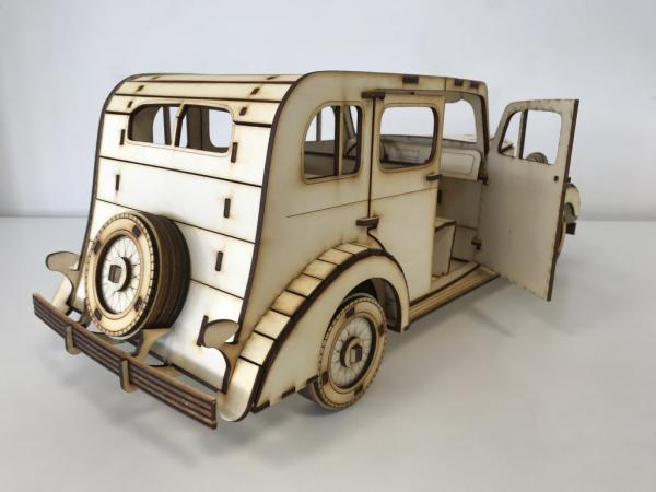 Cadillac_Fleetwood_35_Holz_Bausatz_mit_geöffneter_Tür.jpg