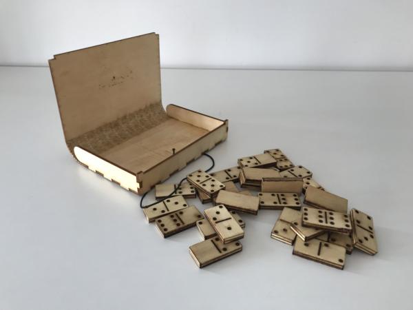 Domino_Spiel_aus_Holz_mit_Box